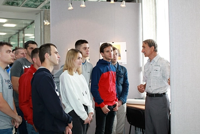 В Гомельском госуниверситете открылась фотовыставка «Человек читающий»